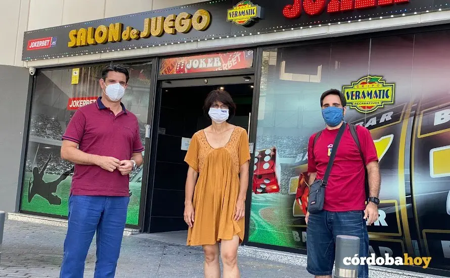 Responsables de IU al lado de un bar de apuestas