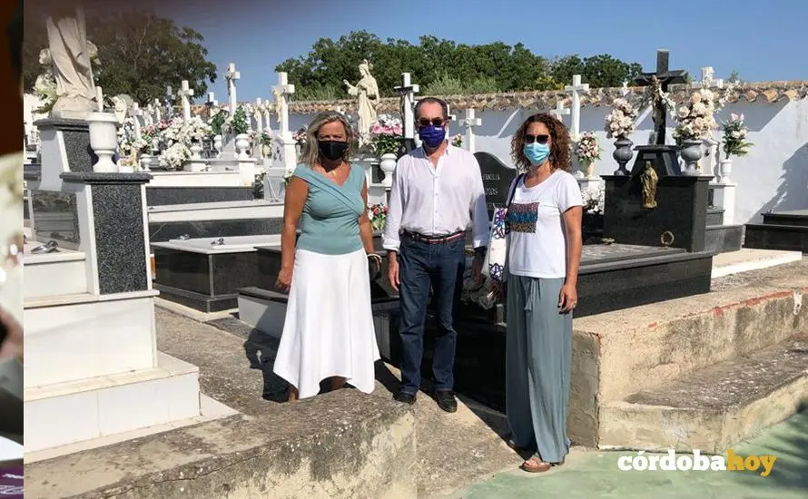 Isabel Alb&aacute;s, Antonio &Aacute;lvarez y Guadalupe Morcillo en el cementerio de Santa Cruz