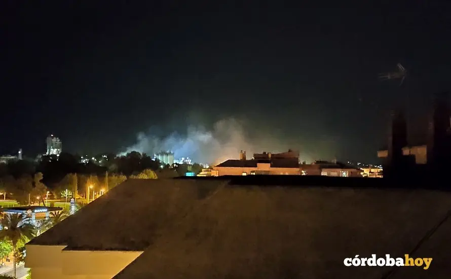Imagen nocturna de la poluci&oacute;n en torno a la cementera Cosmos