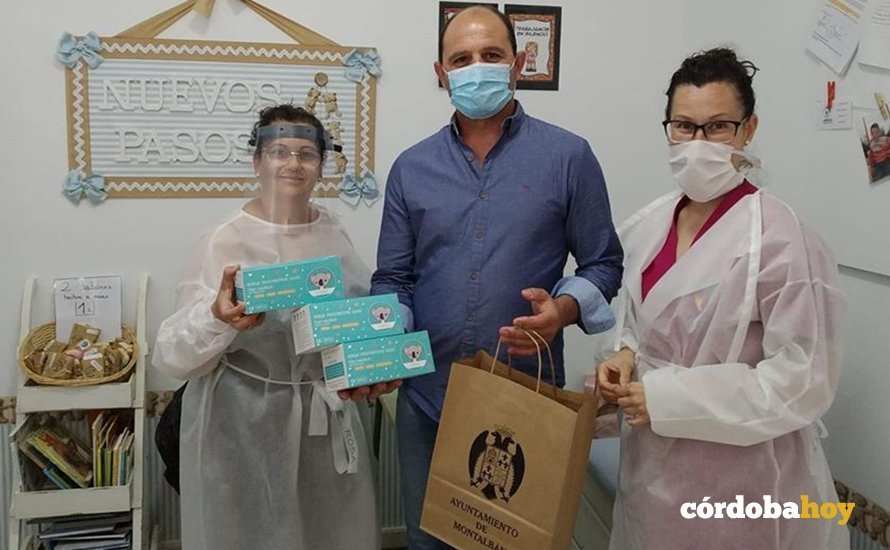 El alacalde de Montalbán, Miguel Ruz Salces, entrega 200 mascarillas pediátricas a la Asociación Aprofis Nuevos Pasos