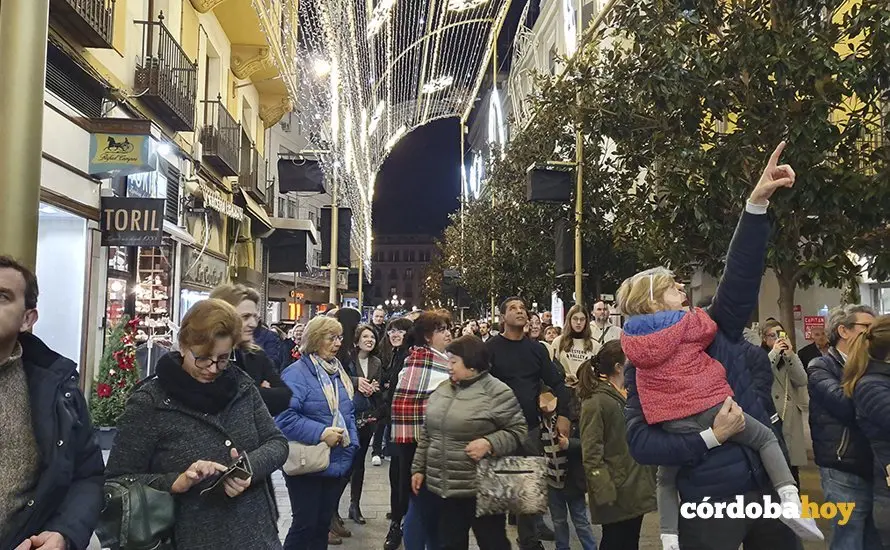 Concentraci&oacute;n de personas para ver el espect&aacute;culo de luz de la calle Cruz Conde