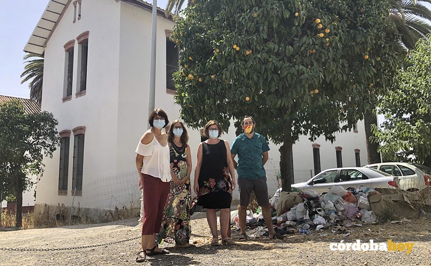 Visita de miembros de IU en Córdoba en el paralizado Centro de Emergencia Habitacional