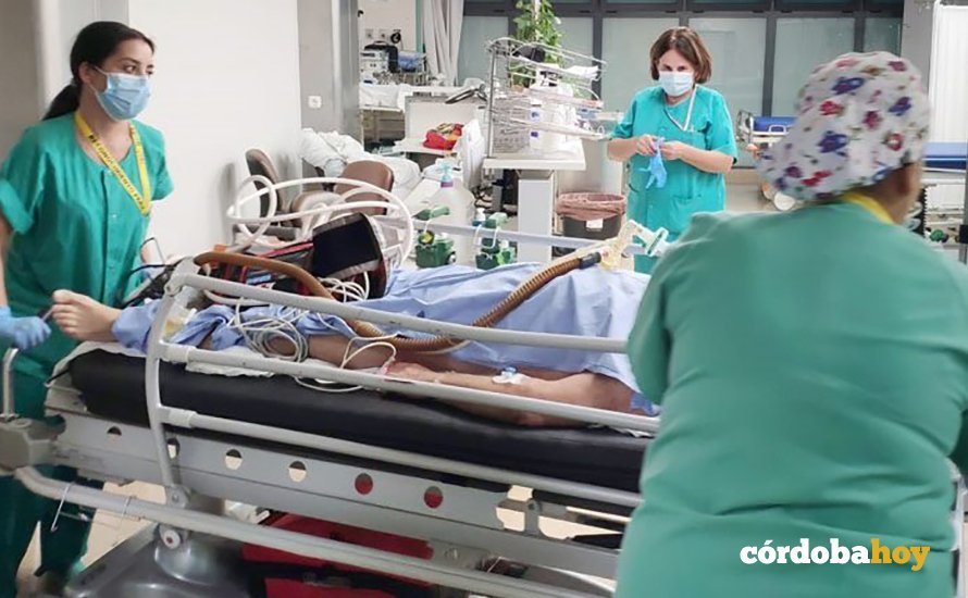 Sanitarias del Hospital Reina Sofía de Córdoba atienden a un paciente con Covid