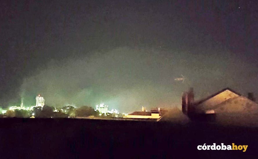 Imagen de polución de la cementera Cosmos por la noche