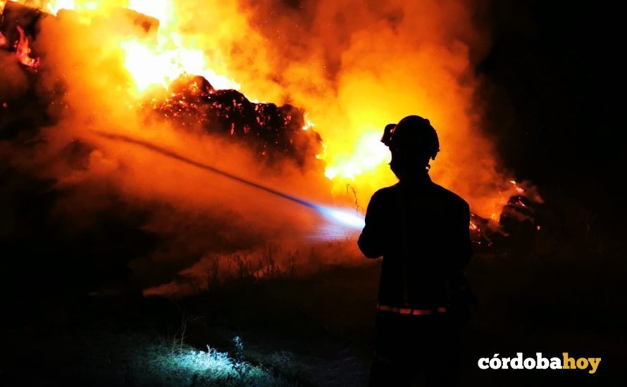 Imágenes del incendio en la zona de paja cerca de Alcolea. Foto de Cordobafire, cuenta de Twitter