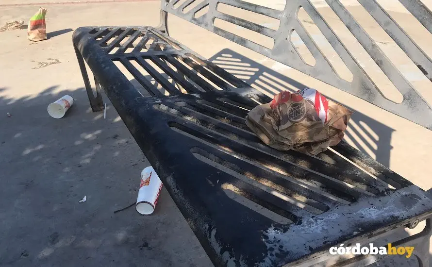 Suciedad por los botellones en Mirabueno