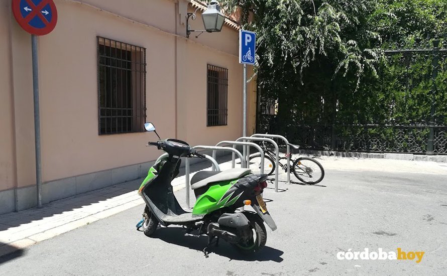 Motocicleta utilizando un aparcabicis