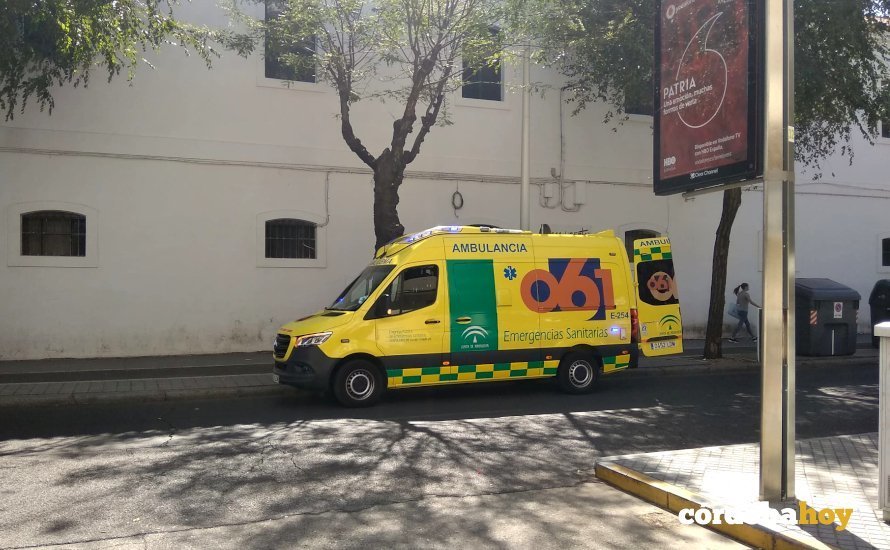 Ambulancia en el centro de acogida Casa Libertad, en Sagunto