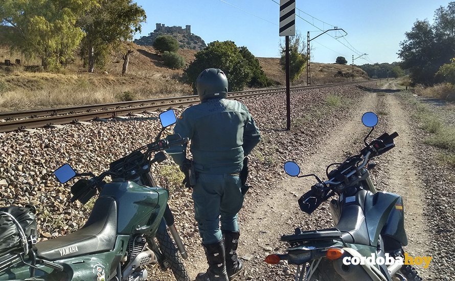 Agente del Seprona vigilando la vía del tren en Almodóvar del Río