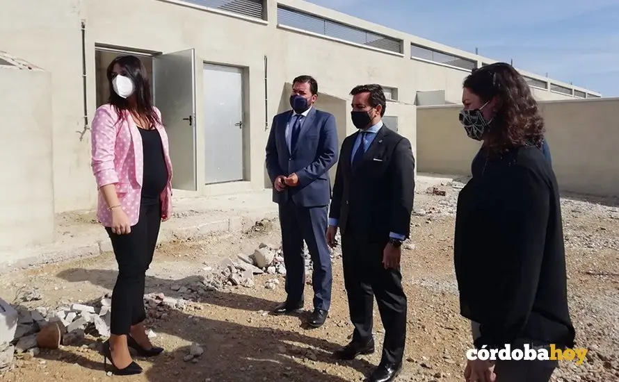 ardenete y L&oacute;pez-Sidro (centro) durante la visita a Hornachuelos