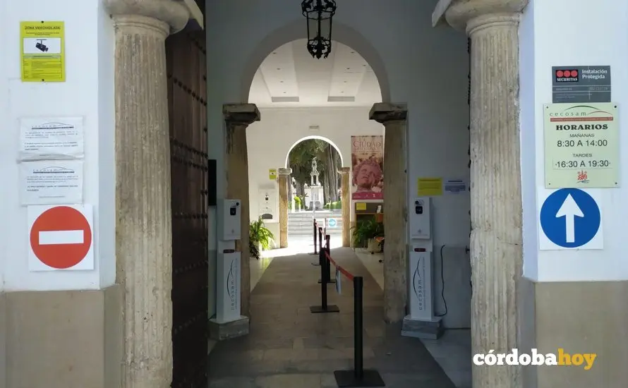 La estrecha entrada del cementerio de San Rafael para el D&iacute;a de Todos los Santos