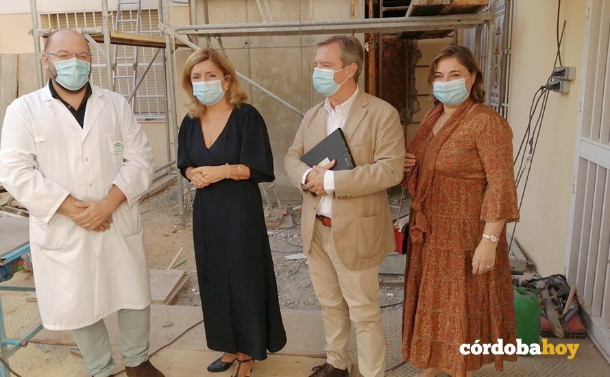 María Jesús Botella visita las obras del ascensor del centro de salud de Fuensanta