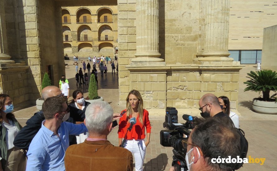 Cayetana Álvarez de Toledo en la Puerta del Puente rodeada de periodistas