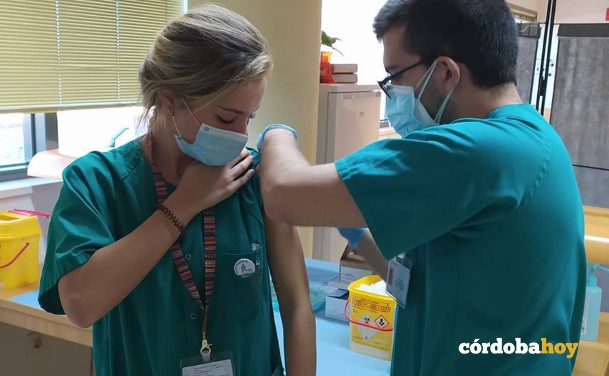 Campaña de vacunación contra la gripe a personal del Hospital Reina Sofía de Córdoba en 2020