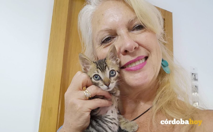 Cristina Pedrajas con su nuevo gato recién adoptado