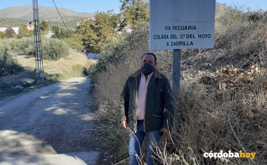 José Rosa, coordinador de Vox en Priego, en la vía pecuaria hacia Zagrilla