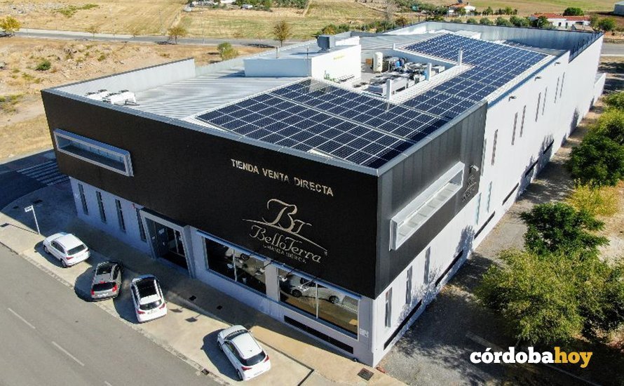 Placas solares sobre la sede de la empresa Belloterra, de Añora