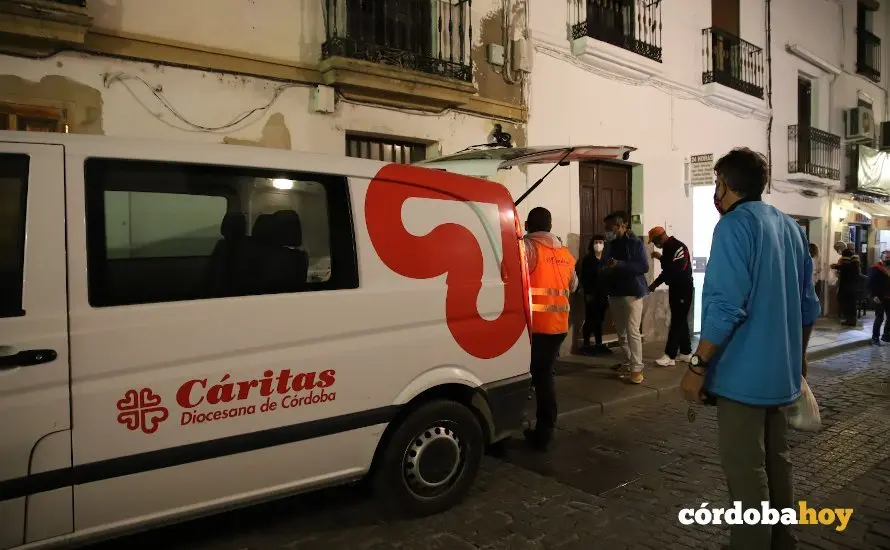Acci&oacute;n de C&aacute;ritas con personas sin hogar en la calle