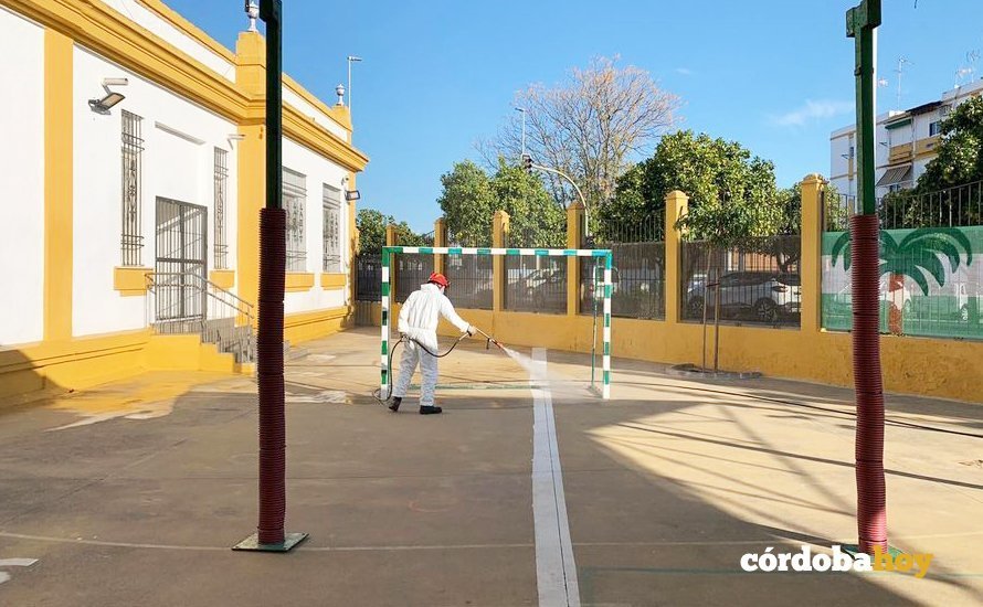 Desinfecciones en un centro escolar de Palma del Río
