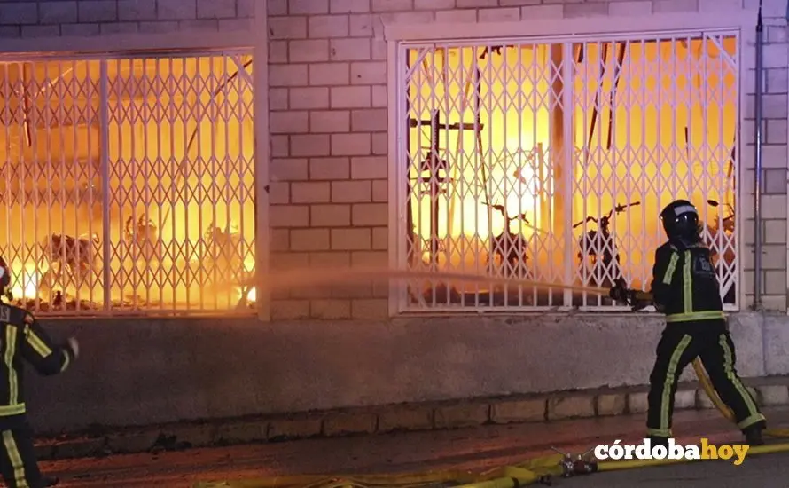 Incendio en Lucena de una nave con motos y maquinaria agr&iacute;cola dentro
