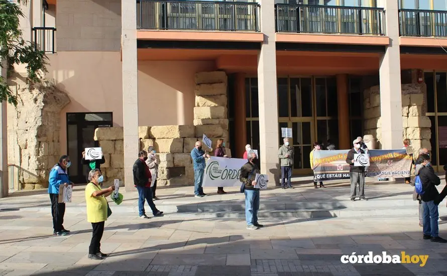 Miembros de Rebeli&oacute;n por el Clima a las puertas del Ayuntamiento