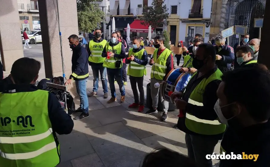 Movilizaci&oacute;n de bomberos y Polic&iacute;a Local ante el Ayuntamiento