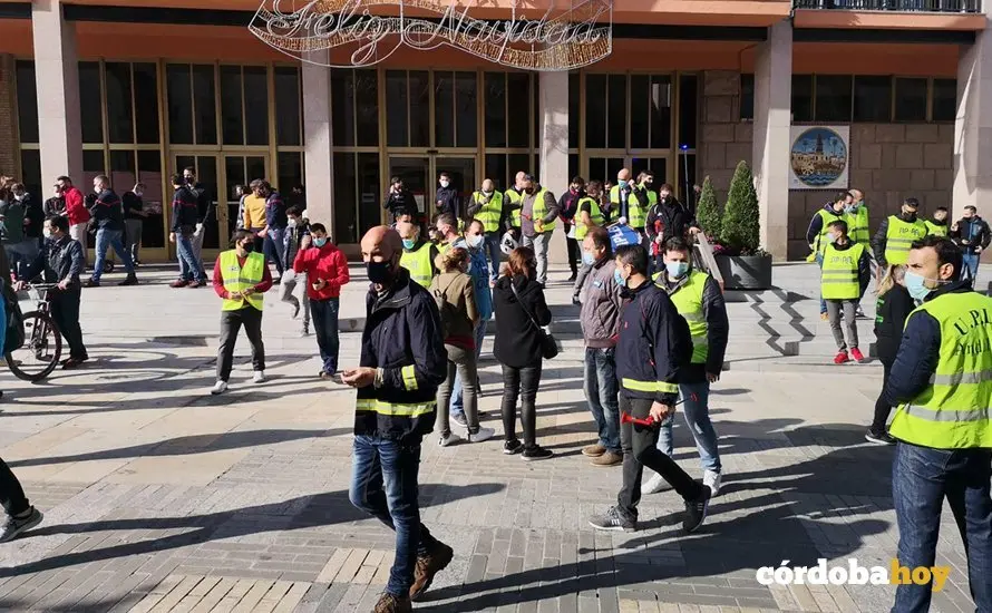 Movilizaci&oacute;n de bomberos y Polic&iacute;a Local ante el Ayuntamiento