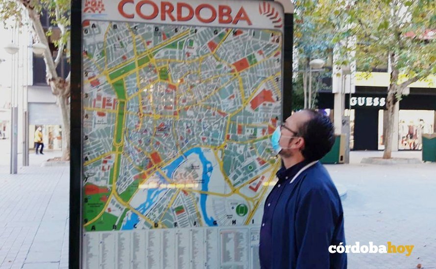 Juan Alcántara contempla un mapa de la capital en la calle