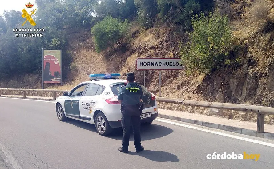 Agente y veh&iacute;culo de la Guardia Civil de Hornachuelos