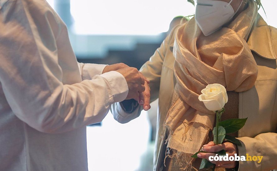Una pareja se coloca las alianzas en la celebración de su boda civil, en una imagen de archivo