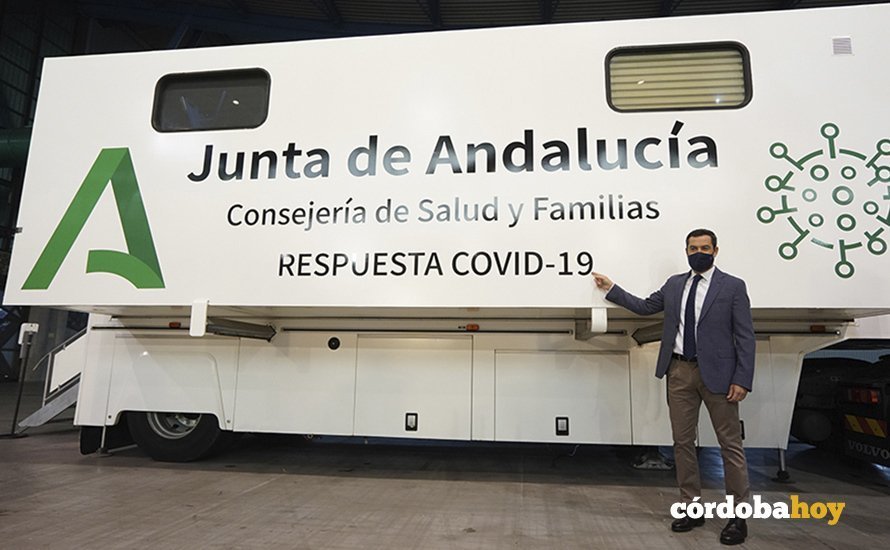 Juan manuel Moreno con uno de los camiones Covid de la Junta