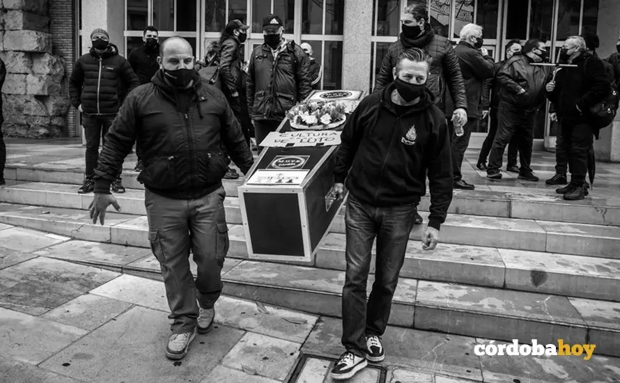 Luto y entierro por la Cultura del colectivo MUTE