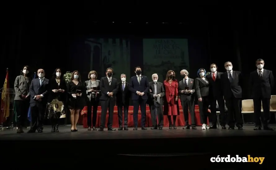 El alcalde junto a los premios Averroes en el Teatro G&oacute;ngora