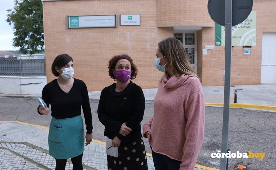 Ana Naranjo (centro), entre Cristina Gómez (ARMH) y Virginia Bedmar (IU Puente Genil), ante el colegio todavía dedicado al franquista José María Pemán copy