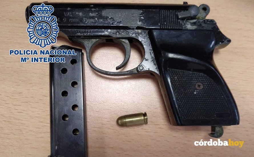 Pistola incautada por la Policía Nacional en Lucena