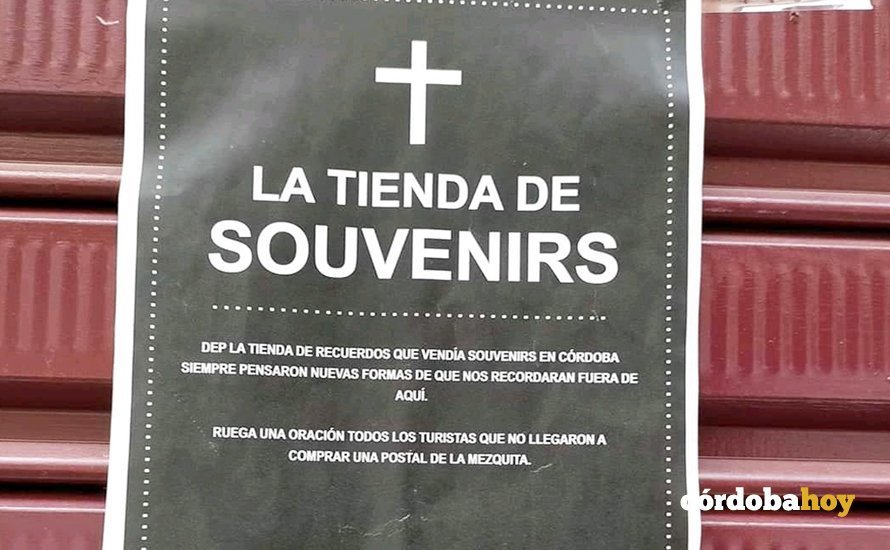 Carteles sobre la muerte del comercio especializado en Córdoba
