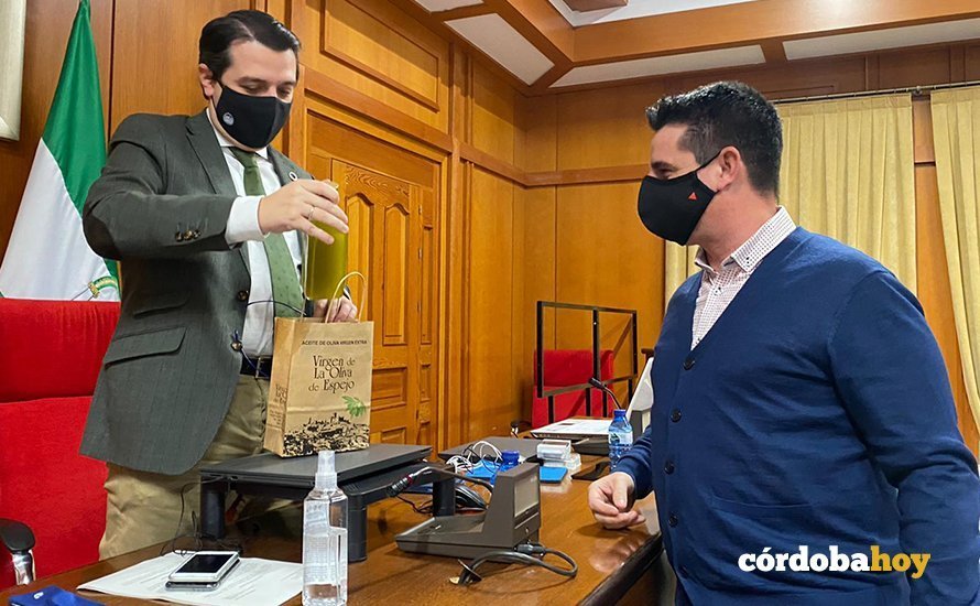 Entrega de regalo de Pedro García al alcalde con aceite de oliva de Espejo