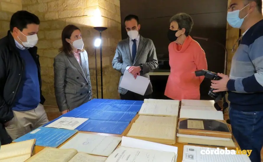 Al fondo y de izda. a dcha la delegada de Cultura, Cristina Casanueva, el delegado de Empleo, &Aacute;ngel Herrador, y la responsable del Archivo provincial, Alicia C&oacute;rdoba