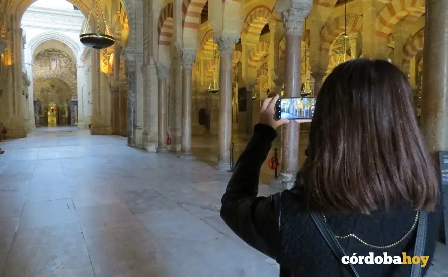 Gu&iacute;a en la Mezquita-Catedral de C&oacute;rdoba vac&iacute;a de gente