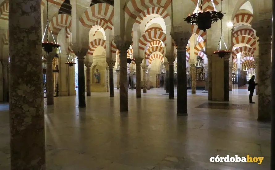 Interior de la Mezquita-Catedral de C&oacute;rdoba vac&iacute;a de gente
