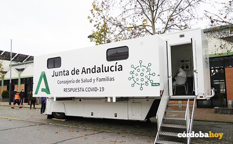 Camión de la Junta para elaborar test en Iznájar