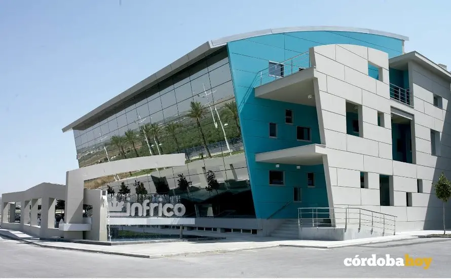Fachada de Infrico, industria lucentina del fr&iacute;o donde se almacenar&aacute;n vacunas contra la Covid-19