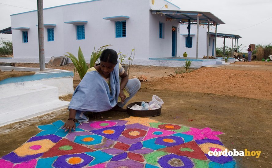 Mujer decorando el suelo en la aldea levantada por Silbon en India
