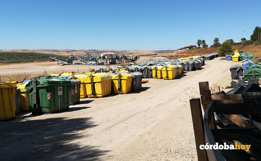 Almacenaje de contenedores en el Complejo Medioambiental Juan Revilla de Sadeco