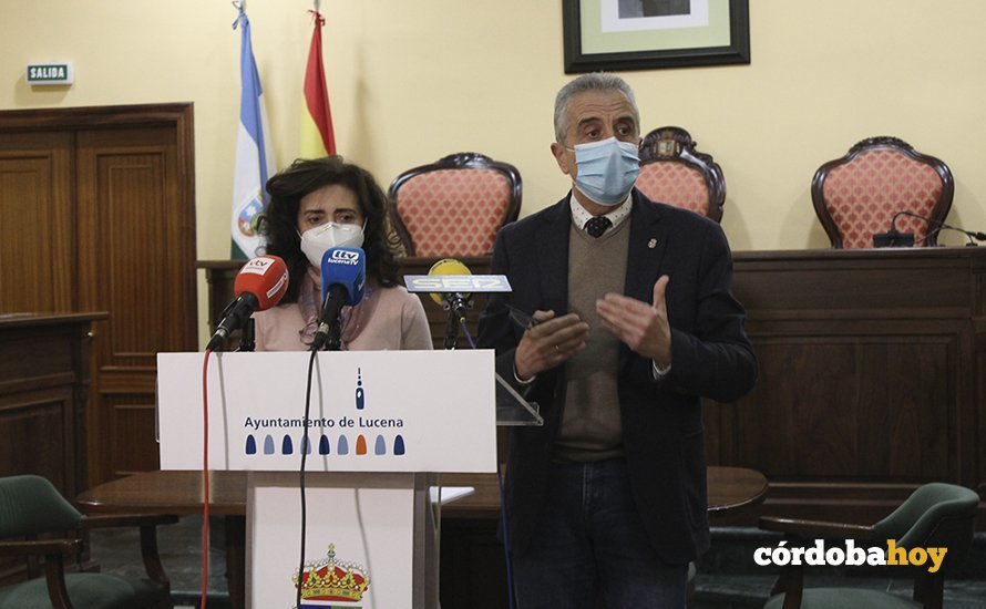 Carmen Burgos y Juan Pérez presentan las cuentas de Lucena para 2021