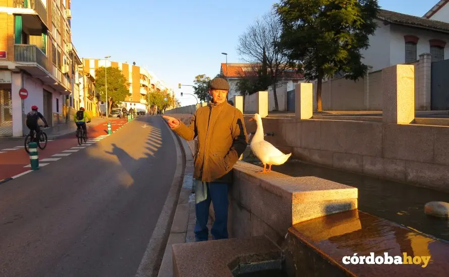 Paco de la Rosa y el pato 'Piti' en la fuente