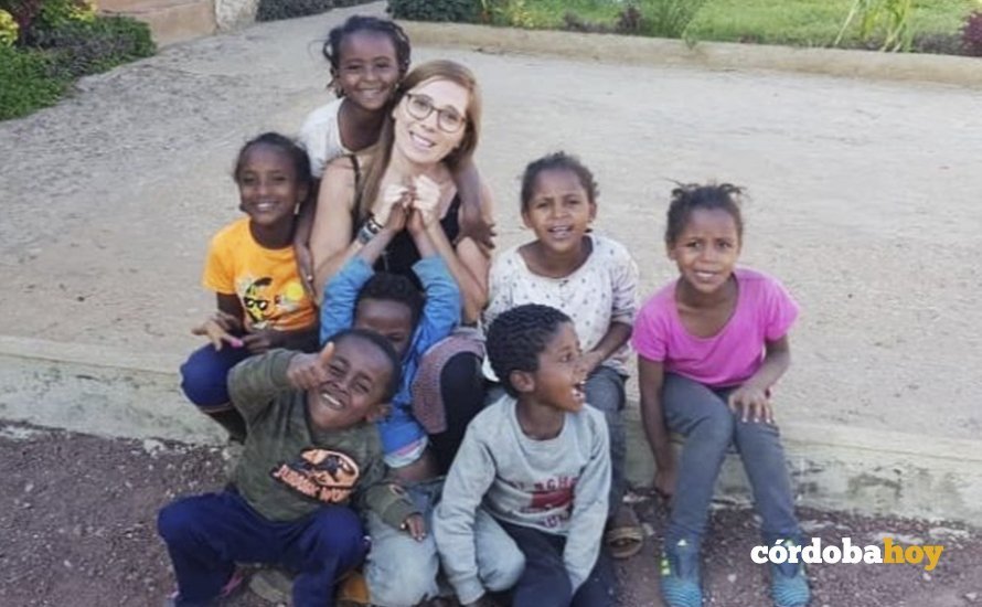 Olivia Roman con sus niños y niñas de Etiopía