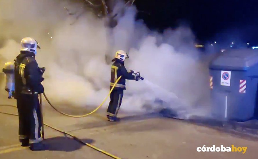 La última actuación de los bomberos con un contenedor ardiendo en El Higuerón