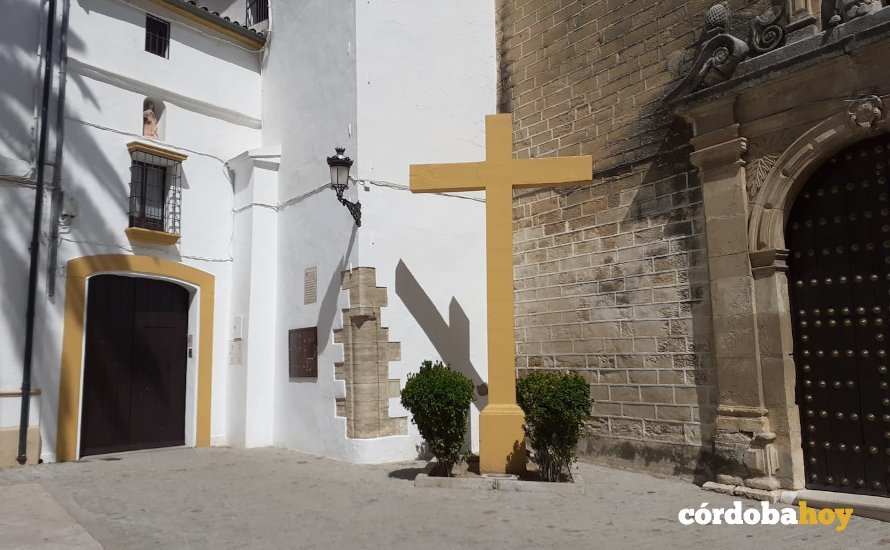 Cruz situada junto al convento de las Descalzas en Aguilar de la Frontera