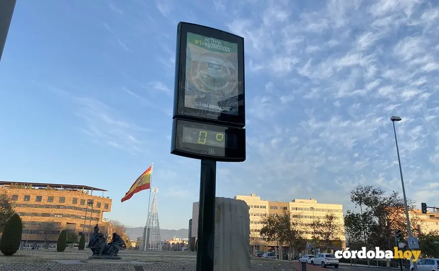 Un term&oacute;metro de la capital con 0 grados en la pantalla